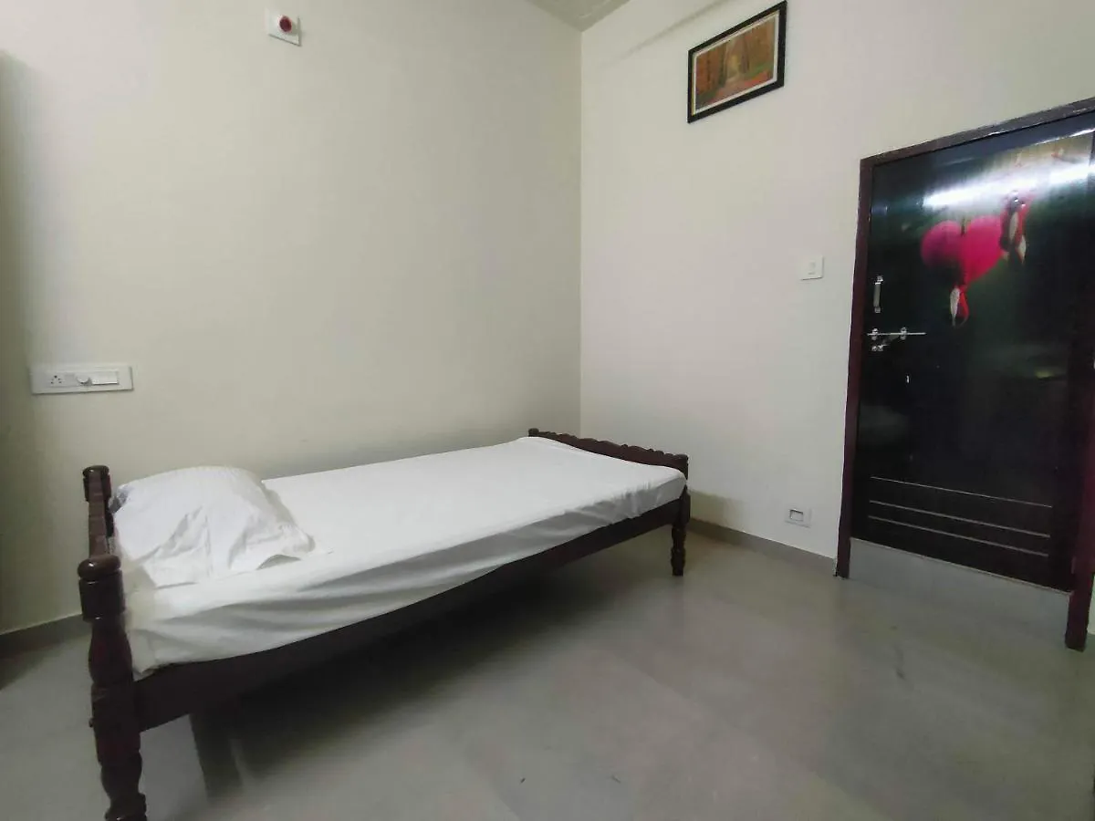 מוטל Ponnāni Jinnens Tourist Home